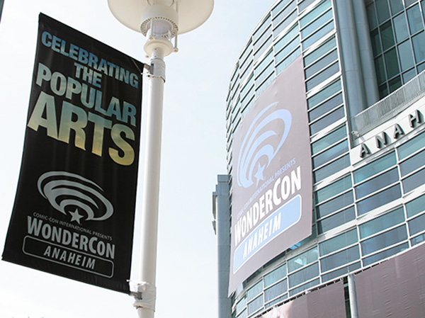 Immagine dello striscione della Wondercon davanti al Centro Congressi di Anaheim