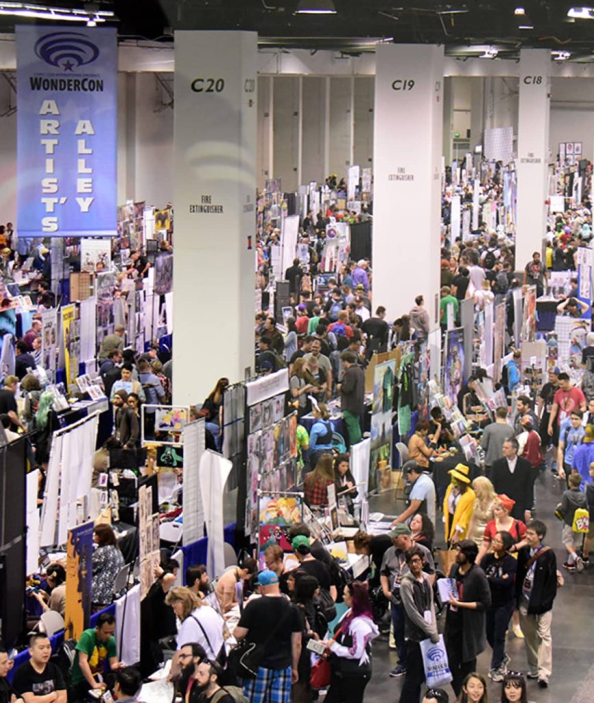 Immagine della sala espositiva della WonderCon del vicolo degli artisti