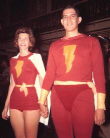 Pat und Dick Lupoff als Captain und Mary Marvel verkleidet auf dem WorldCon in Pittsburgh im Jahr 1960